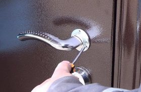 Замена дверной ручки металлической двери в Первоуральске