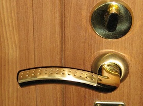 Замена дверной ручки входной двери в Первоуральске