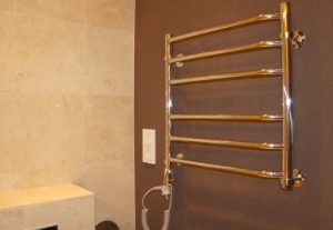 Установка электрического полотенцесушителя в ванной в Первоуральске